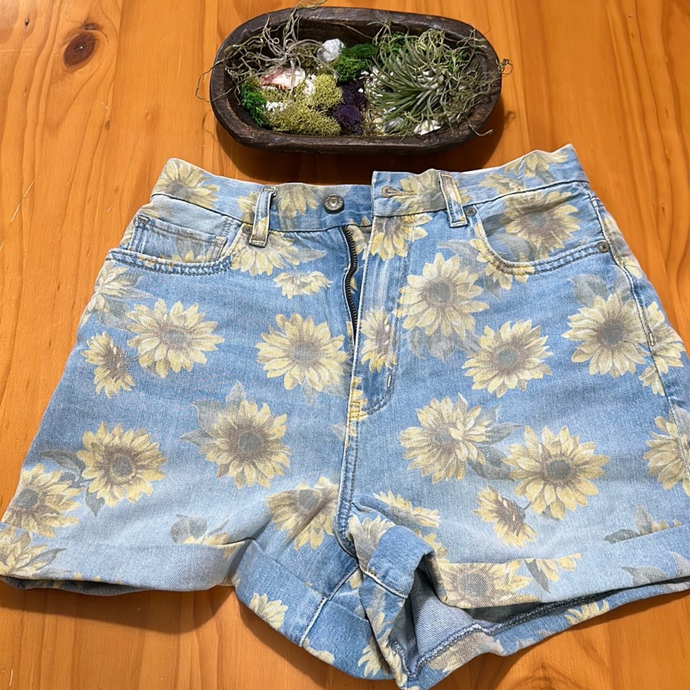 American Eagle BRAND NEW! Sunflower shorts